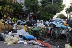 Ùn ứ rác trên một số tuyến phố, Hà Nội yêu cầu 2 Sở xử lý dứt điểm
