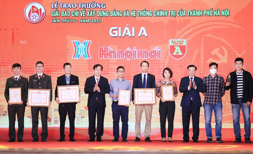 Bí thư Thành ủy Hà Nội Đinh Tiến Dũng, Phó Trưởng ban Tuyên giáo Trung ương Phan Xuân Thủy trao giải A Giải báo chí về xây dựng Đảng và hệ thống chính trị của thành phố Hà Nội cho các cá nhân, tập thể.