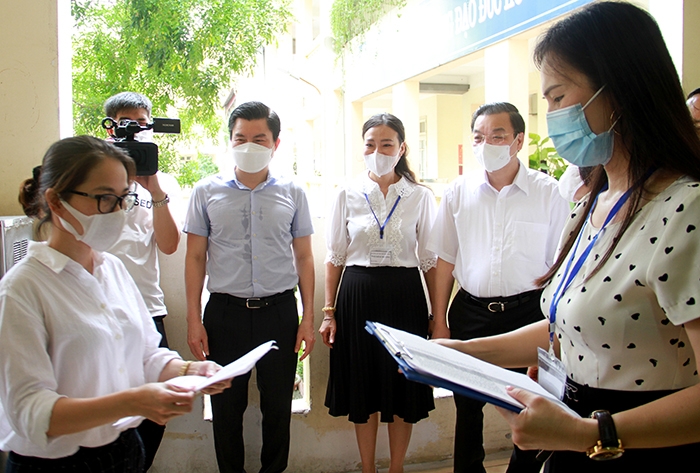 Chủ tịch UBND thành phố Chu Ngọc Anh kiểm tra công tác chuẩn bị cơ sở vật chất phục vụ kỳ thi tại điểm thi trường THCS Bế Văn Đàn