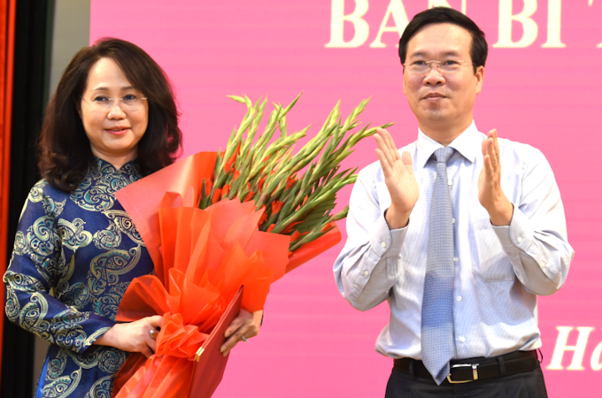  Lâm Thị Phương Thanh nhận quyết định điều động, bổ nhiệm của Bộ Chính trị do Thường trực Ban Bí thư Võ Văn Thưởng trao.