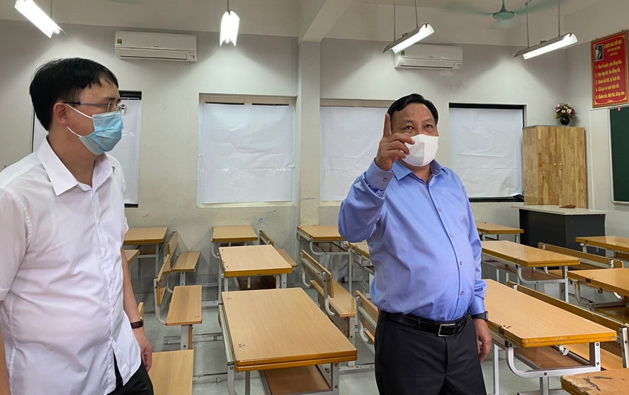 Phó Bí thư Thành ủy Nguyễn Văn Phong kiểm tra tại điểm thi Trường THCS Vân Hồ.