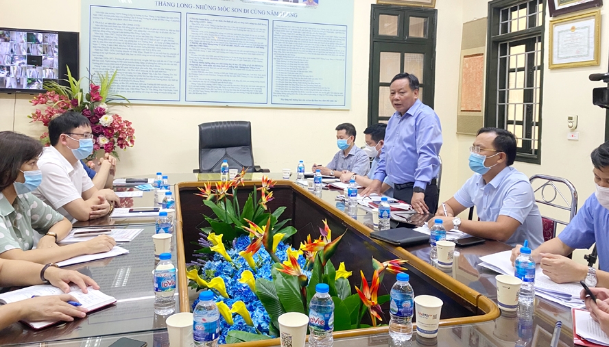Phó Bí thư Thành ủy Nguyễn Văn Phong phát biểu kết luận buổi kiểm tra tại điểm thi Trường THPT Thăng Long.