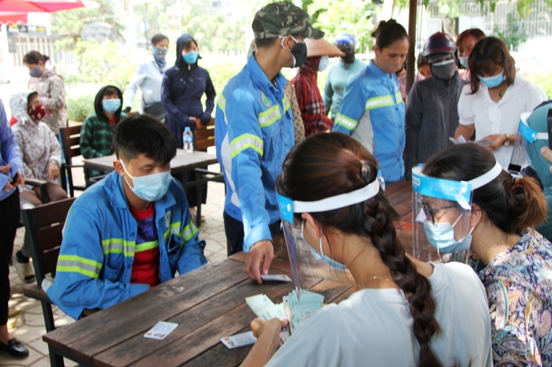 Các nhân viên Công ty CP Tập đoàn Nam Hà Nội chi trả tiền nợ lương cho các công nhân.