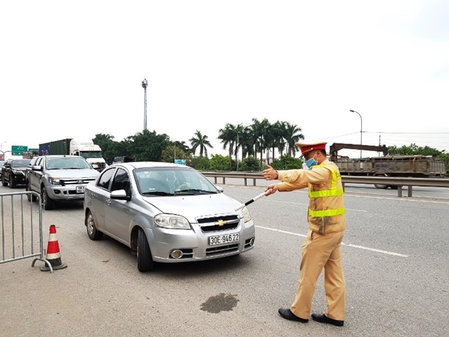 Hà Nội lập chốt kiểm soát toàn bộ người dân từ các nơi trở về TP. 