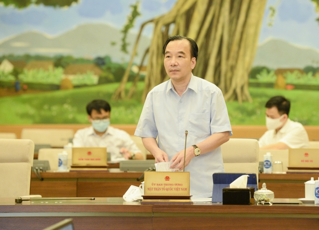 Phó Chủ tịch Ủy ban Trung ương Mặt trận Tổ quốc Việt Nam Ngô Sách Thực trình bày báo cáo tại phiên họp 58 của Uỷ ban Thường vụ Quốc hội