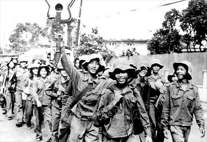 Thanh niên xung phong thành phố Hồ Chí Minh hăng hái lên đường đi xây dựng vùng kinh tế mới, ngày 28-3-1976. Ảnh: Tư liệu/TTXVN