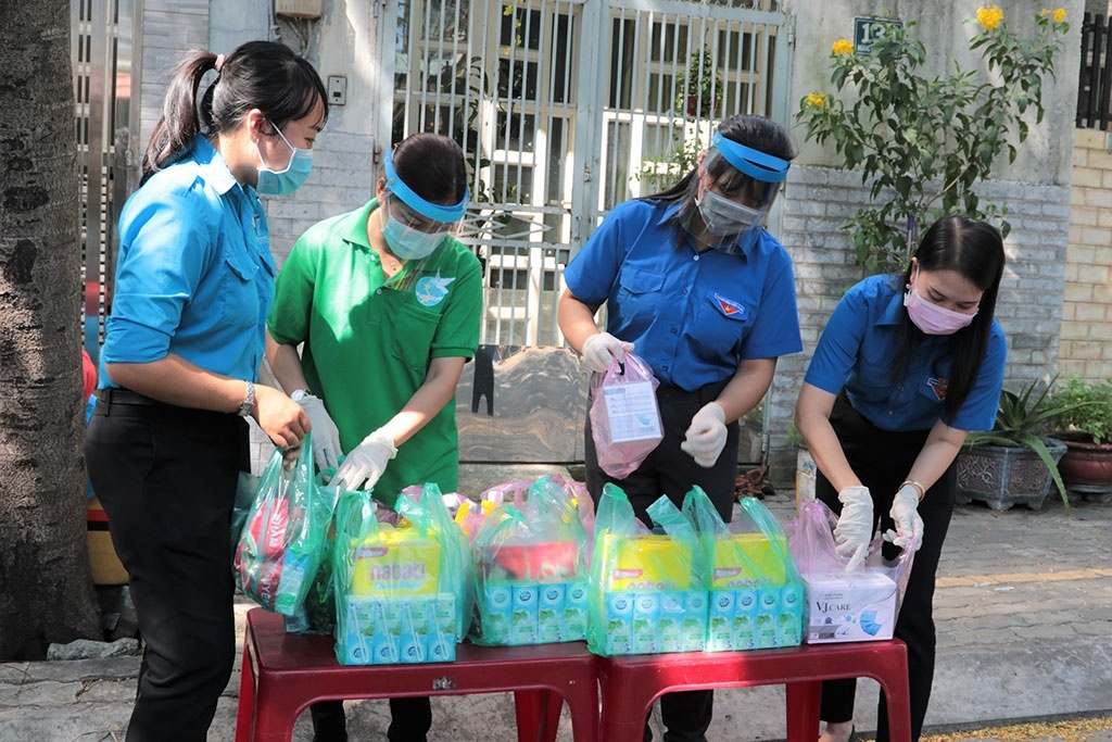 Thanh niên tình nguyện tham gia hỗ trợ người dân tại khu vực cách ly ở Q.6, TP.HCM để phòng dịch Covid-19