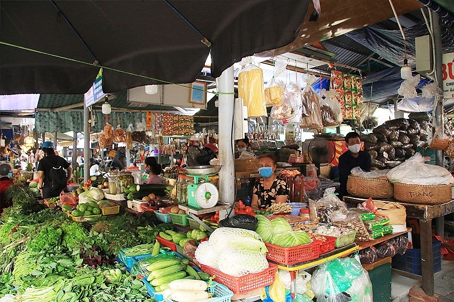 Hàng hoá tại các chợ dân sinh ở Hà Nội luôn đầy ắp