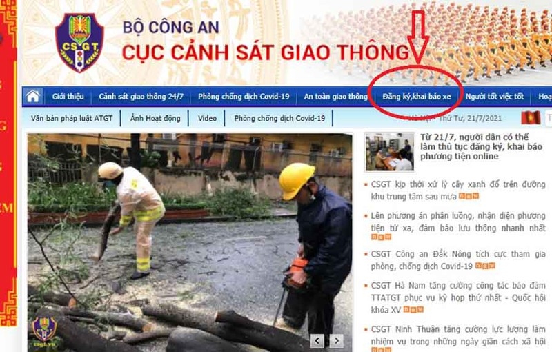 người dân hoàn toàn hoàn thiện thủ tục đăng ký, khai báo phương tiện online thông qua Chuyên mục “Đăng ký, khai báo phương tiện”  (khoanh đỏ) trên Cổng thông tin điện tử csgt.vn.