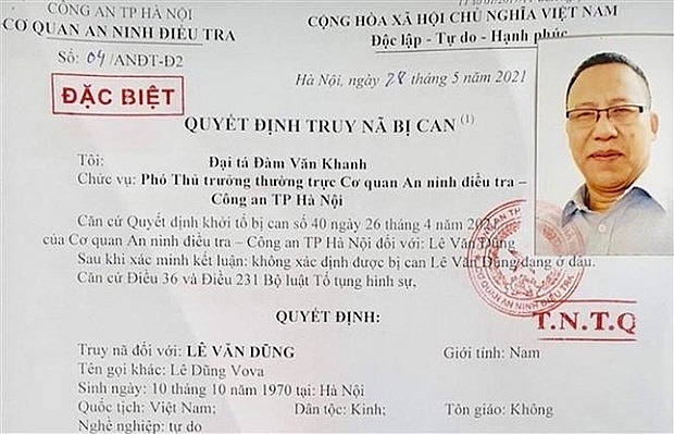 Quyết định truy nã bị can Lê Văn Dũng (Lê Dũng Vova) kèm hình ảnh. (Ảnh: Nguyễn Thắng/TTXVN)