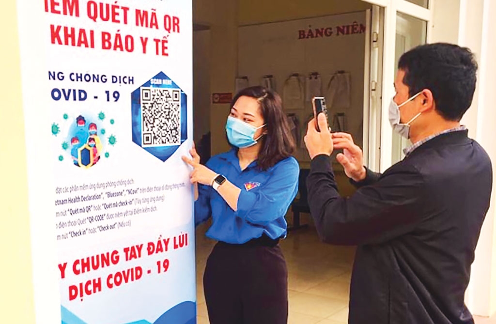 oàn viên thanh niên phường Quảng An (quận Tây Hồ) hướng dẫn người dân quét mã QR Code khai báo y tế để phòng, chống dịch Covid-19.