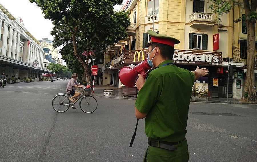 Công an phường Tràng Tiền nhắc người dân không ra khỏi nhà nếu không có việc thực sự cần thiết.