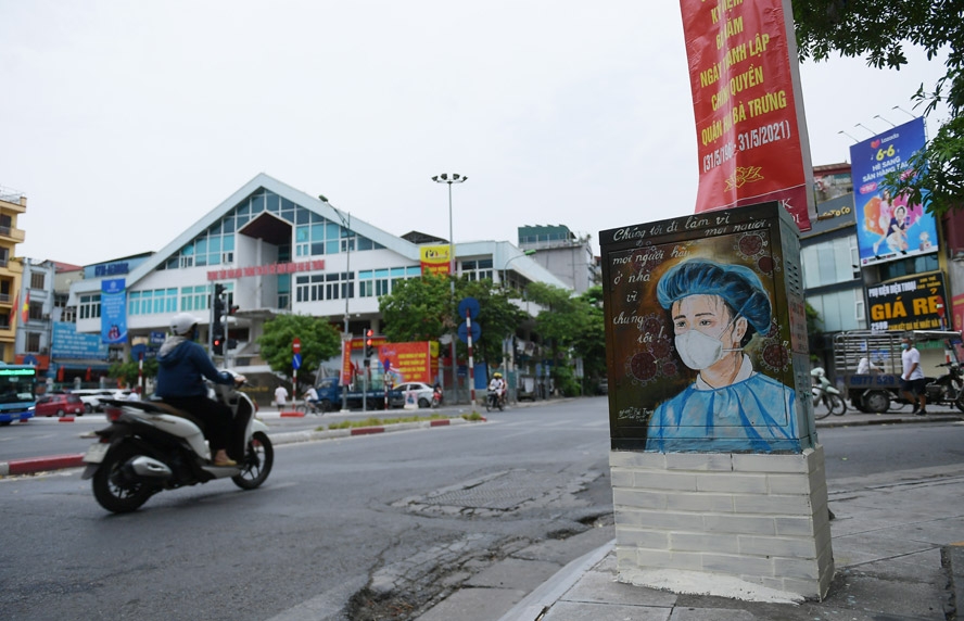 Bốt điện trên ngã tư phố Bạch Mai - Lê Thanh Nghị (quận Hai Bà Trưng) mang thông điệp kêu gọi mọi người cùng đồng lòng chống dịch Covid-19