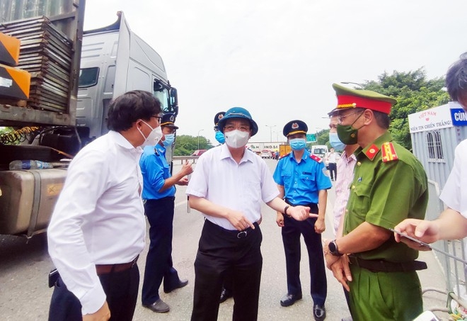 Chủ tịch UBND TP Hà Nội chỉ đạo tại chốt kiểm soát số 5, cầu Phù Đổng (huyện Gia Lâm)