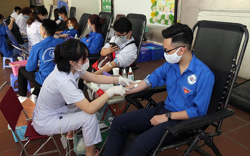 Ðoàn viên, thanh niên quận Hoàn Kiếm (TP Hà Nội) tham gia hiến máu tình nguyện bổ sung lượng máu dự trữ trong bối cảnh dịch Covid-19 diễn biến phức tạp.