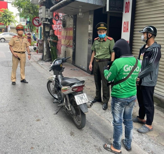 Quận Thanh Xuân phạt 24 trường hợp không đeo khẩu trang, ra khỏi nhà không vì mục đích thiết yếu