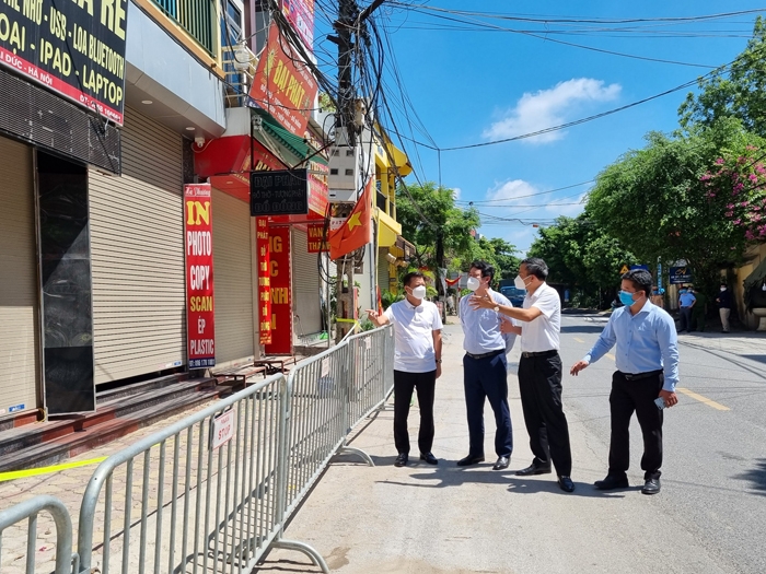 Đồng chí Vũ Đức Bảo kiểm tra công tác phòng dịch tại khu vực phong tỏa, liên quan đến ca bệnh ở xã Sơn Đồng