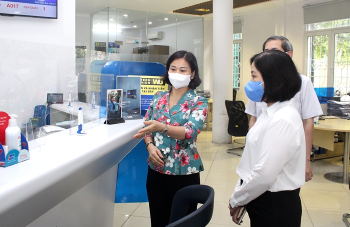 Phó Bí thư Thường trực Thành ủy Nguyễn Thị Tuyến kiểm tra công tác phòng, chống dịch Covid-19 tại Ngân Hàng TMCP Quân Đội