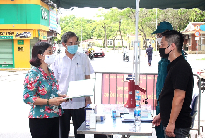 Phó Bí thư Thường trực Thành ủy Nguyễn Thị Tuyến kiểm tra công tác phòng, chống dịch Covid-19 tại Chợ Ngọc Hà