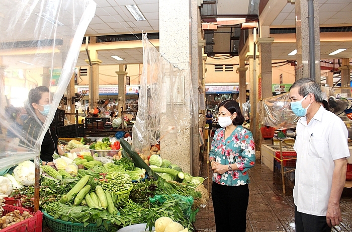 Phó Bí thư Thường trực Thành ủy Nguyễn Thị Tuyến kiểm tra công tác phòng, chống dịch Covid-19 tại Chợ Ngọc Hà