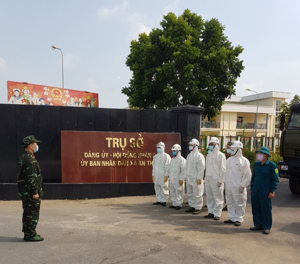 Viện Hóa học Môi trường quân sự tiến hành phun khử khuẩn trên địa bàn xã An Thượng, huyện Hoài Đức