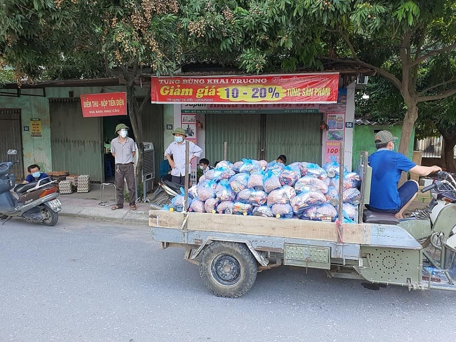 các tổ Covid cộng đồng chia thành từng phần quà, hằng ngày sử dụng xe ba gác, xe máy… mang tới tận cửa trao cho từng hộ dân