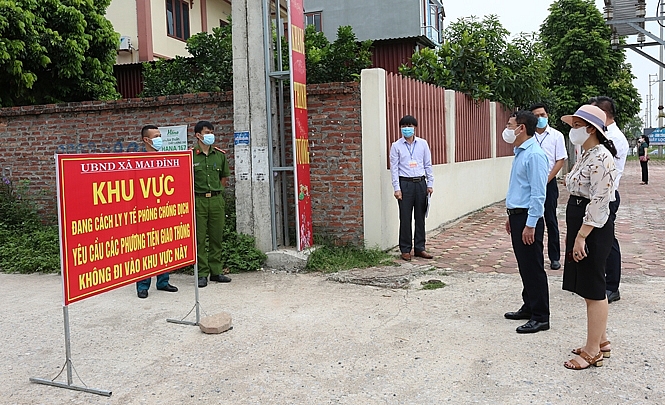 Phó Chủ tịch UBND TP Hà Nội Nguyễn Trọng Đông kiểm tra chốt kiểm soát dịch Covid-19 tại xã Mai Đình. 