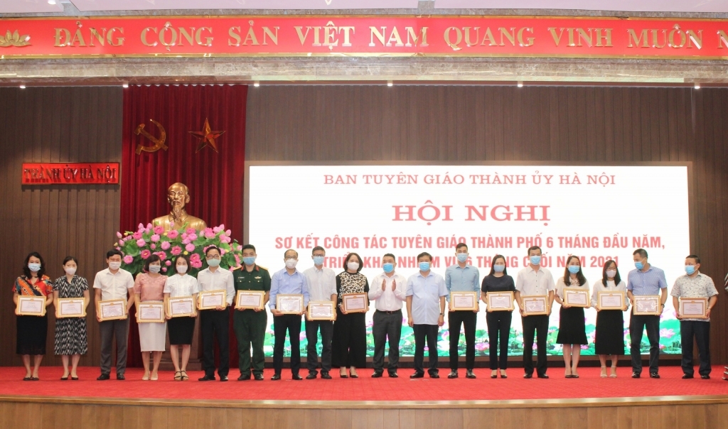 Ban Tuyên giáo Thành ủy Hà Nội trao tặng Giấy khen cho 18 cá nhân.