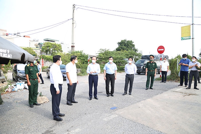 Đoàn kiểm tra tại chốt kiểm dịch trạm thu phí nút giao Hà Hồi