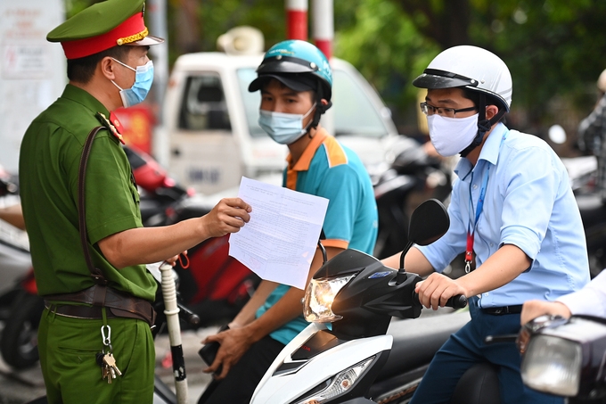 Lực lượng công an kiểm tra giấy tờ cá nhân của người tham gia giao thông trên phố Phạm Ngọc Thạch,