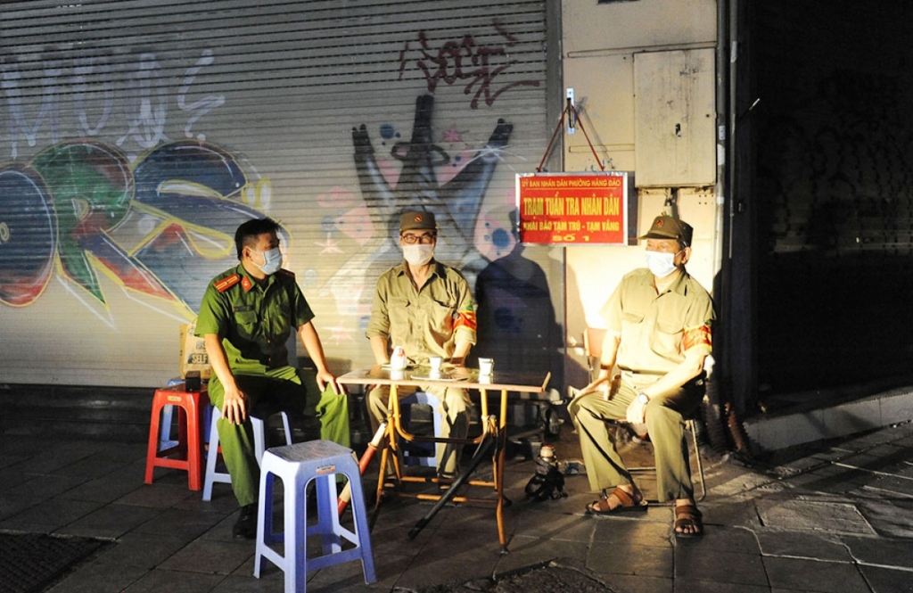 Lực lượng chức năng phường Hàng Đào trắng đêm canh chốt chống dịch