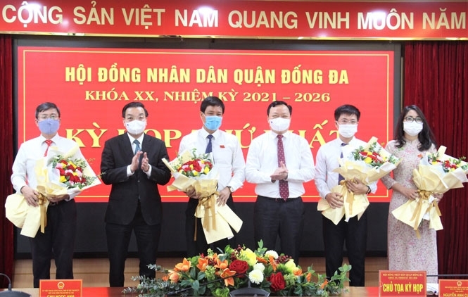 Chủ tịch UBND Thành phố Hà Nội Chu Ngọc Anh chúc mừng lãnh đạo HĐND quận Đống Đa khóa XX