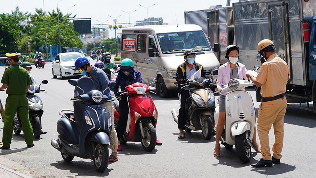 Lực lượng chức năng kiểm tra giấy tờ của người dân phải ra đường