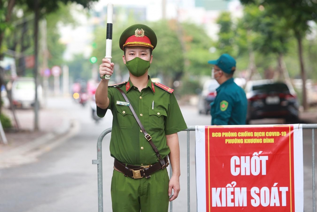 công an phường làm nòng cốt đã phát huy rõ vai trò của mình trong quản lý, giám sát thực hiện giãn cách xã hội.