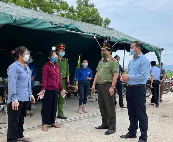 Trung tướng Nguyễn Hải Trung, Ủy viên Ban Thường vụ Thành ủy, Bí thư Đảng ủy, Giám đốc CATP Hà Nội trò chuyện với cán bộ trực chốt kiểm soát tại thôn Khả Lâm