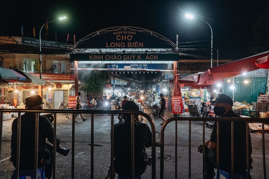 BQL chợ Long Biên đã cho lập hàng rào phong tỏa, cách ly khu vực chợ cá trong chợ Long Biên để tiến hành công tác phòng chống dịch