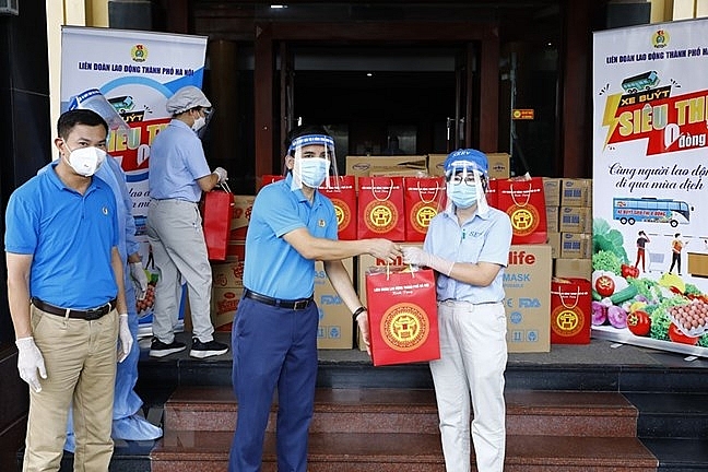 Các tổ chức chính trị, chính quyền cơ sở trên địa bàn Hà Nội quan tâ, tặng quà cho người lao động gặp khó khăn do dịch