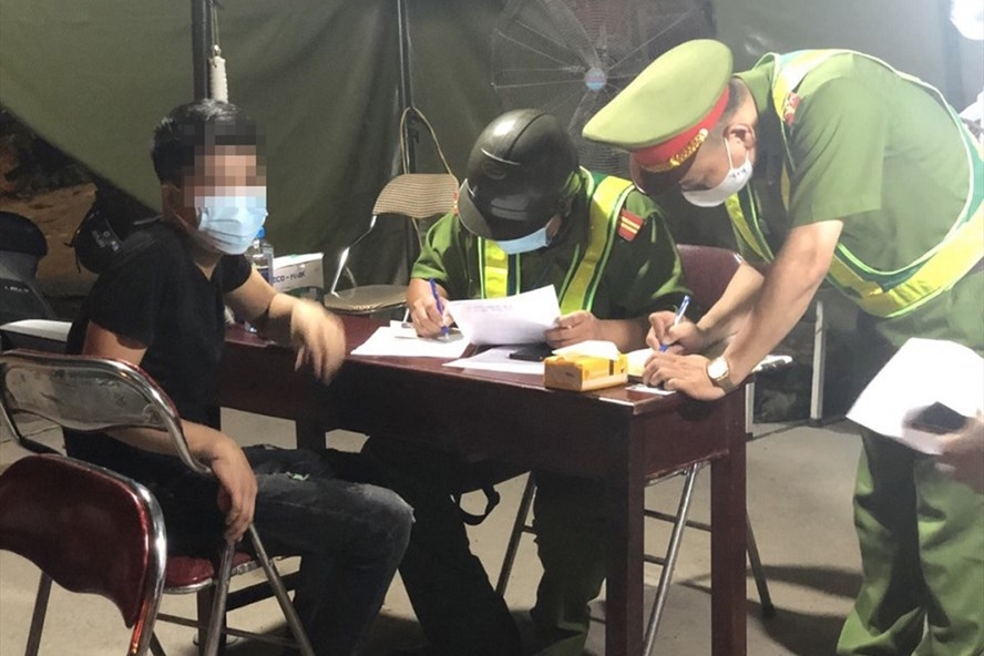Một trường hợp vi phạm về phòng chống dịch COVID-19 bị tổ công tác tại quận Bắc Từ Liêm, Hà Nội xử phạt