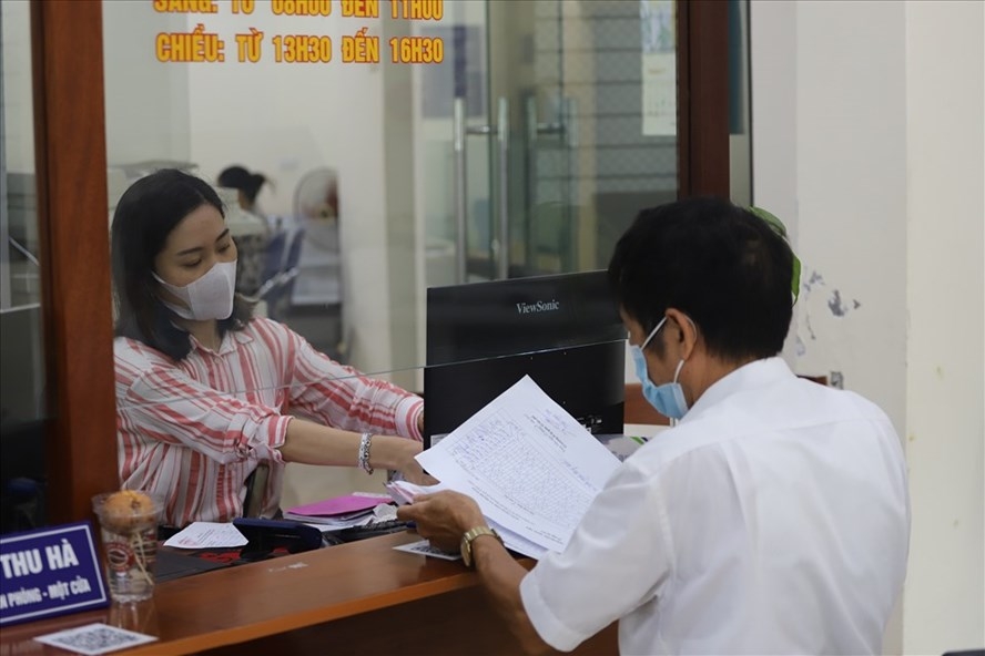 án bộ bộ phận một cửa phường Tràng Tiền giải quyết thủ tục hành chính cho người dân.
