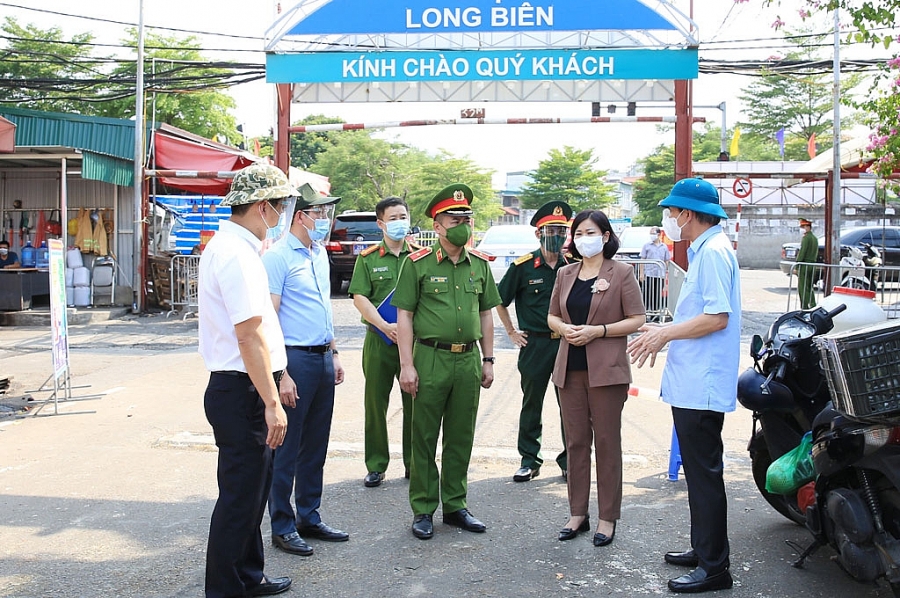 Phó Bí thư Thường trực Thành ủy Nguyễn Thị Tuyến kiểm tra công tác phòng, chống dịch Covid-19 tại chợ Long Biên (quận Ba Đình)