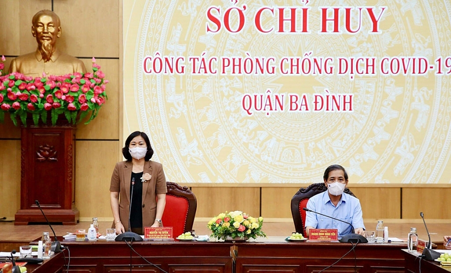 Phó Bí thư Thường trực Thành ủy Nguyễn Thị Tuyến phát biểu tại Sở Chỉ huy công tác phòng, chống dịch Covid-19 quận Ba Đình.