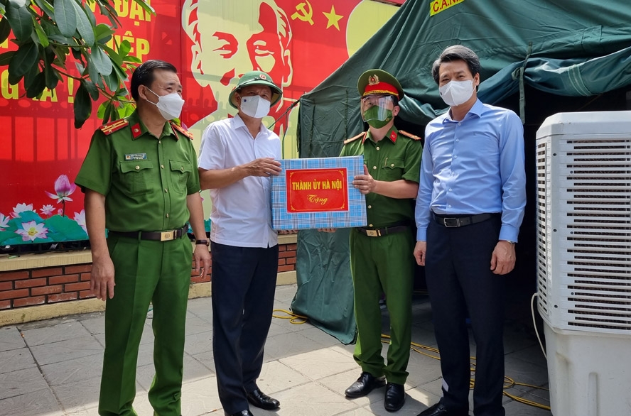 Đoàn công tác của Ban Thường vụ Thành ủy Hà Nội tặng quà chốt kiểm soát tại thị trấn Trạm Trôi (huyện Hoài Đức)