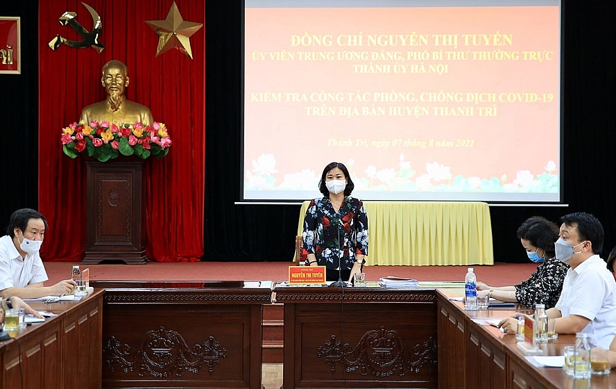 Phó Bí thư Thường trực Thành ủy Hà Nội Nguyễn Thị Tuyến kiểm tra công tác phòng, chống dịch Covid-19 tại một chốt “vùng xanh” ở xã Tân Triều 