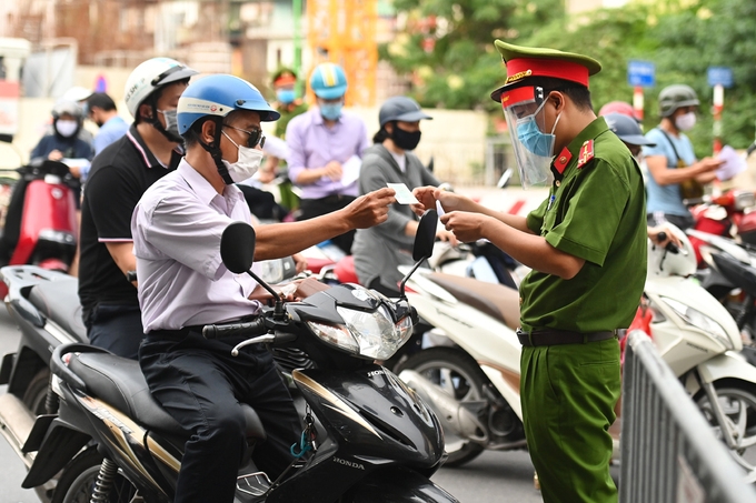 Hà Nội yêu cầu siết  chặt việc cấp và sử dụng giấy đi đường trong thời gian giãn cách xã hội