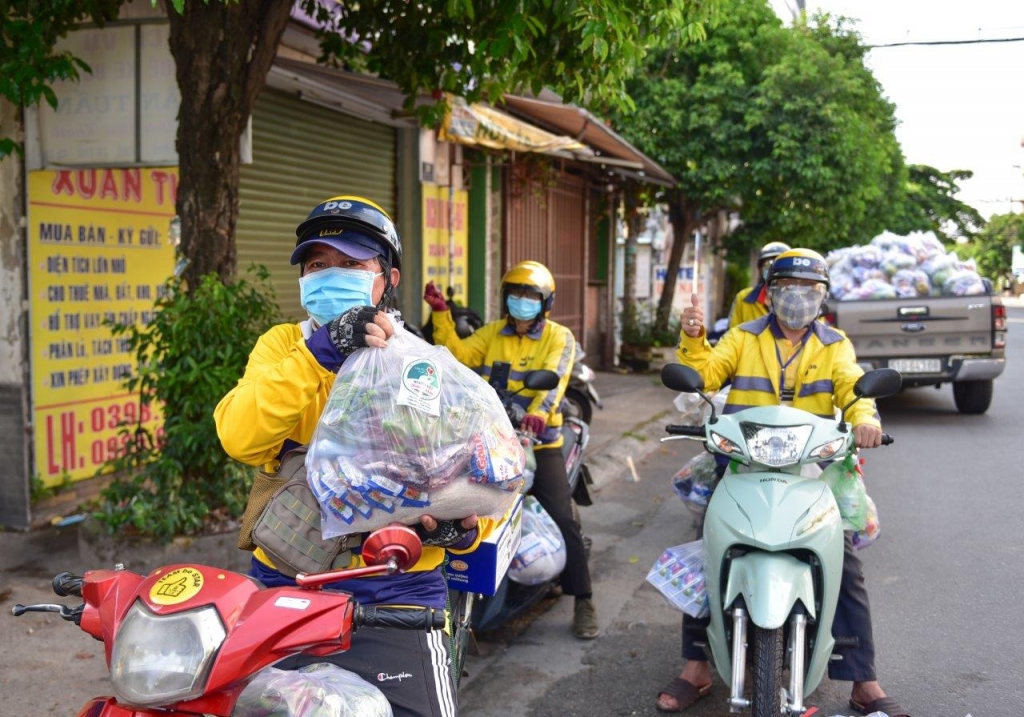 Các anh em tài xế Be trong một buổi vận chuyển lương thực, thực phẩm cho người dân Sài Gòn