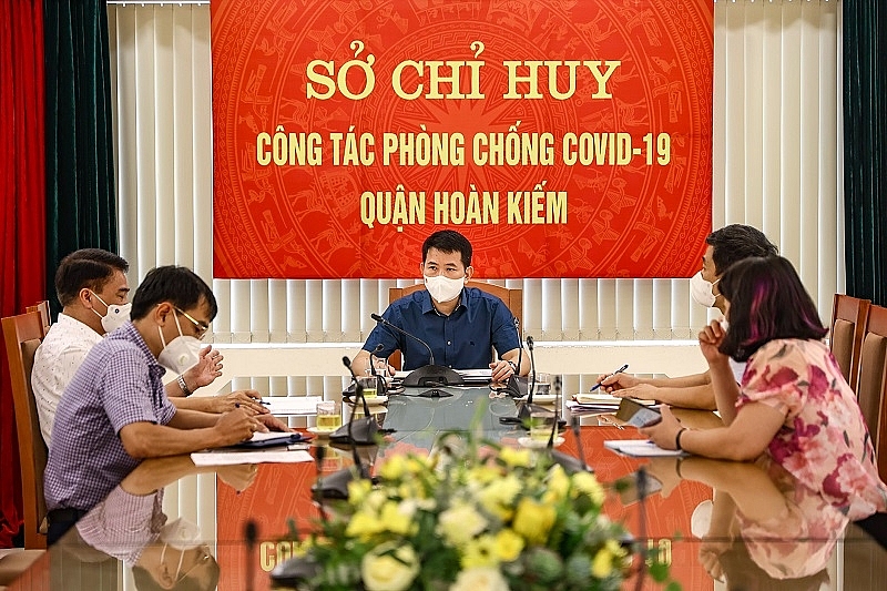 Chủ tịch UBND quận Hoàn Kiếm Phạm Tuấn Long – Chỉ huy trưởng Sở Chỉ huy phòng chống dịch Covid-19 quận chủ trì phiên họp Sở Chỉ huy