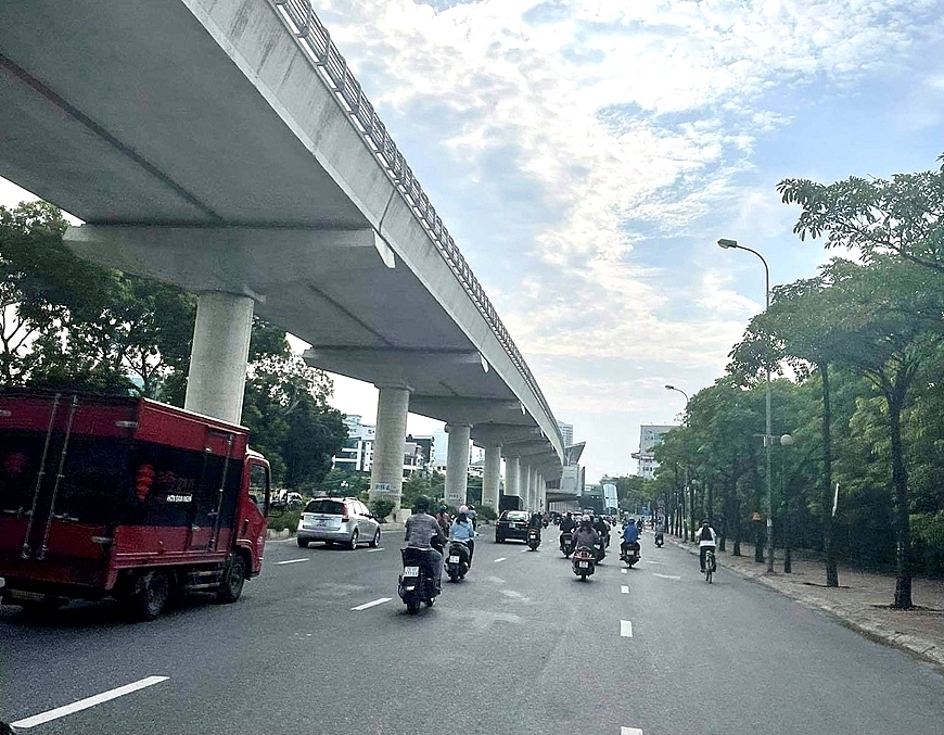 Nhiều tuyến phố Hà Nội trong ngày vẫn tương đối đông phương tiện di chuyển dù đang trong thời gian thực hiện giãn cách xã hội.