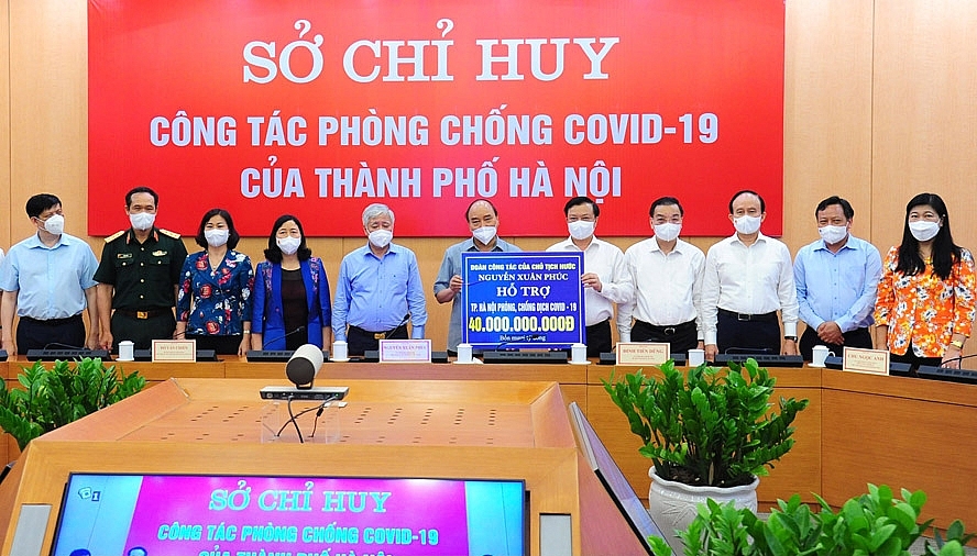 Chủ tịch nước Nguyễn Xuân Phúc trao 40 tỷ đồng từ nguồn xã hội hóa tặng Đảng bộ, chính quyền và nhân dân thành phố với niềm tin tưởng nhân dân Thủ đô