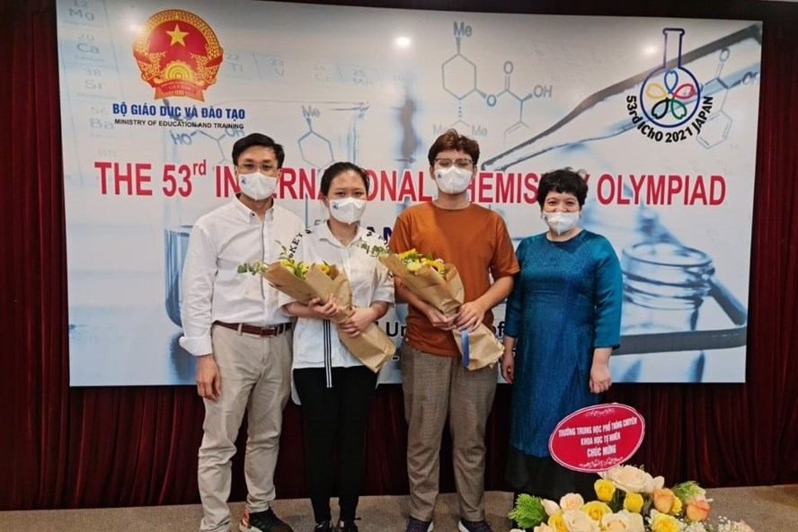 Hai học sinh trường THPT chuyên Hà Nội Amsterdam (đứng giữa) đoạt Huy chương Vàng Olympic Hóa học