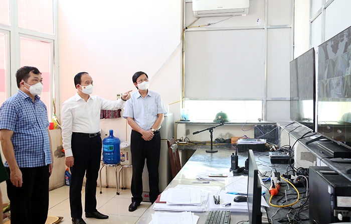 Đồng chí Nguyễn Ngọc Tuấn kiểm tra tại phòng điều hành khu cách ly tập trung Trường Cao đẳng sư phạm Hà Tây - Hà Nội